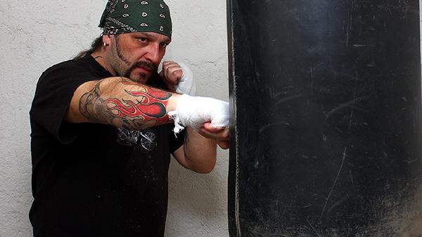 男人练瑜伽好还是练健身好