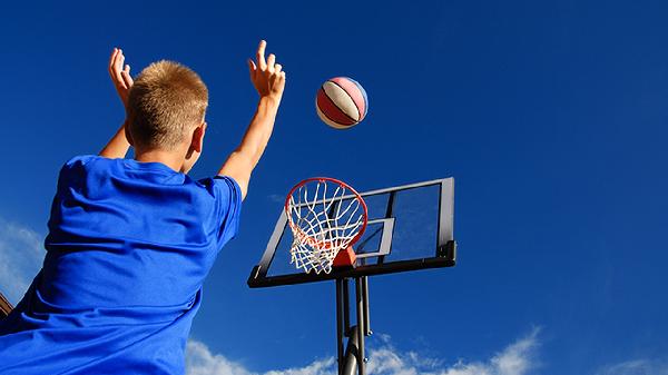 为什么很多男生喜欢打篮球