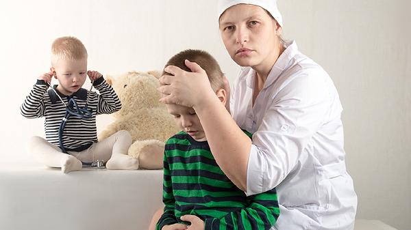 12歲男孩確診白血病，家長(zhǎng)后悔痛哭，醫(yī)生無(wú)奈：這是給她穿了什么