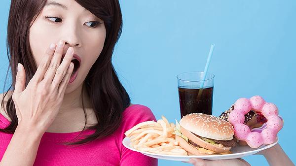 一顿吃三个汉堡正常吗