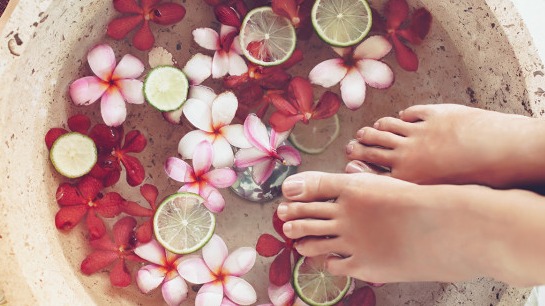 糖尿病人能泡脚吗?医生:糖尿病最“喜欢”这几件事,平时可常做