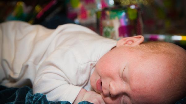 用健腹轮“滚”出八块腹肌的动作技巧