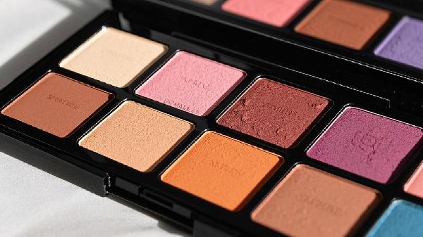 画眼影好看还是不画眼影好看