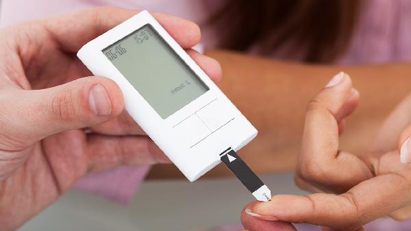 糖尿病患者要少喝奶粉？告诫：若要血糖正常，这几样