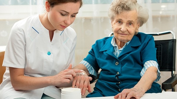 “吃饭八分饱”是错的？医生提醒：老人65岁后，吃饭尽量做到3点