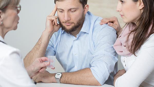 一上楼梯就膝盖疼？医生提醒：上了年纪后，平时3点要格外注意！