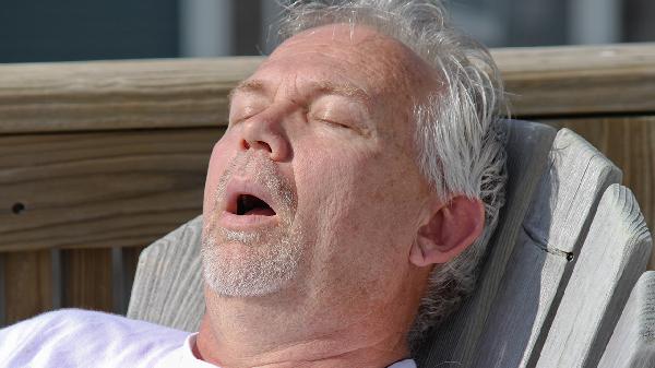 晚上空腹睡觉对胃好还是不好