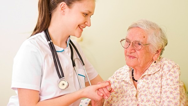 62岁大妈肠癌去世,平时健康饮食,医生:这3种隔夜食物别再吃了