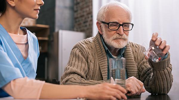 “睡得越早，寿命越短？”60岁以上老人晚上睡多久合适？早点了解