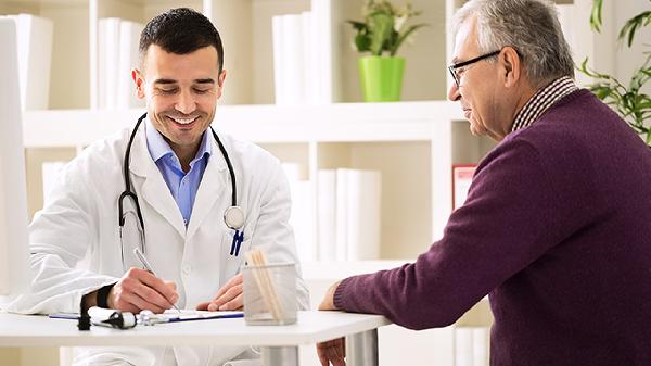 71岁大爷深夜突发脑梗离世,医生无奈:尤其老人,睡前3事不该做