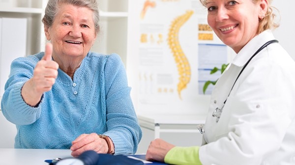 60岁过后还能活多久,看走路就知道?走路时出现3异常,早去医院