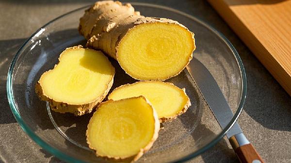 生姜是心梗的“刺客”？提醒：不想给血管添堵，2种食物尽量少碰