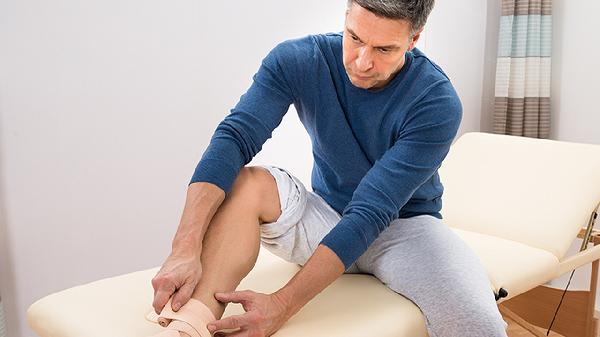 男生大腿內(nèi)側(cè)出現(xiàn)紅紫疤痕看什么科