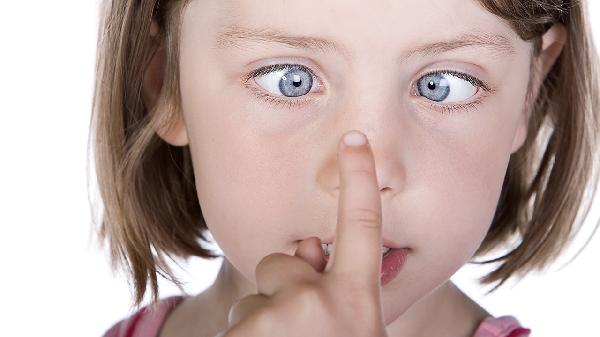 宝宝脸上有块很淡的棕色