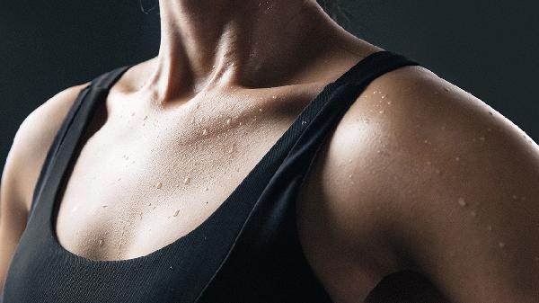 大腿内侧夏天出汗磨着痛