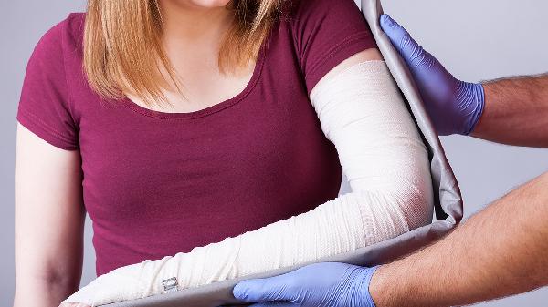 鼻骨折做完手术里面塞的东西几天哪天能取出来