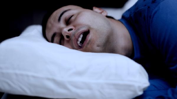 半夜突然憋醒要当心！医生警告：这种‘隐形窒息’正悄悄找上打鼾人群
