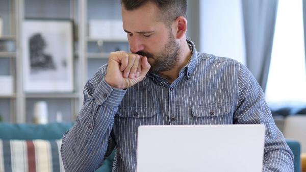 女人一咳嗽就漏尿,是怎么回事?多与3个原因有关,别忽视了