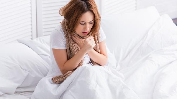 女人一咳嗽就漏尿,是怎么回事?多与3个原因有关,别忽视了