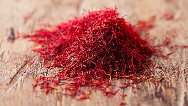 49岁大哥每天藏红花泡水喝，坚持1年后，如今身体状况如何了？