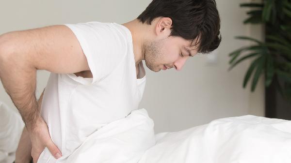 男突然右下腹和右侧腰部疼痛是什么原因