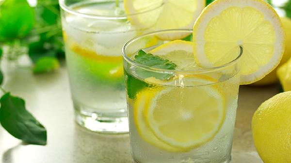 大家都被“一天8杯水”骗了？最佳喝水量是多少？关键看这2点