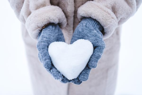 穿雪鞋在雪地行走時的安全做法是什么