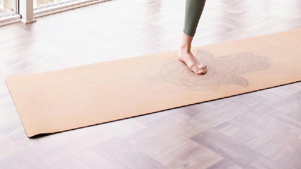 瑜伽垫练腹肌8个动作可以吗