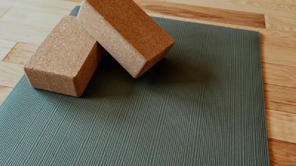 瑜伽垫练腹肌8个动作可以吗