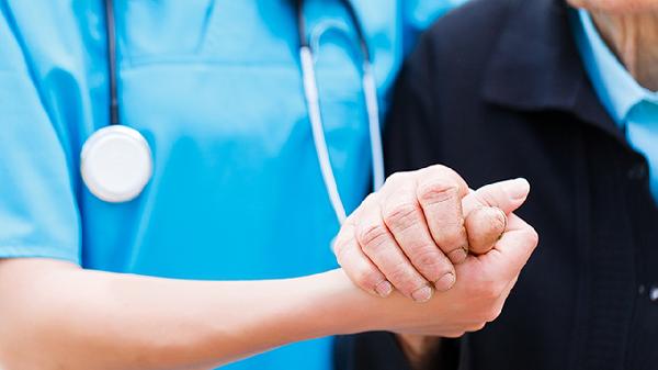 80岁老人股骨头骨折是否可以手术治疗