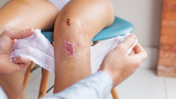 胳膊和腿上起红点怎么回事