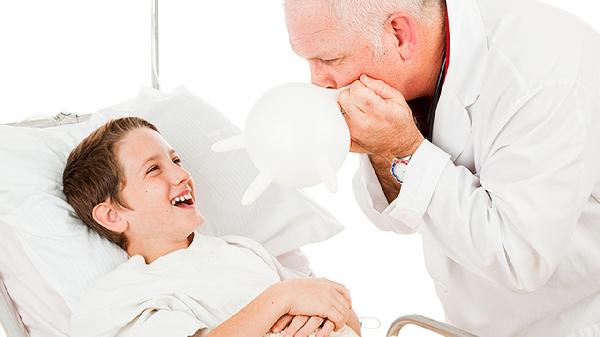 艾滋病人带小孩一起睡觉会感染吗