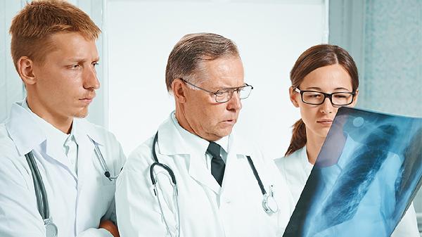80歲老人肺癌中期還能活多久呀