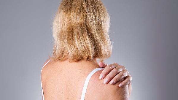 孩子肩膀不自主的抖动挂什么科室