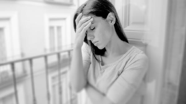 女人情绪激动烦躁易怒