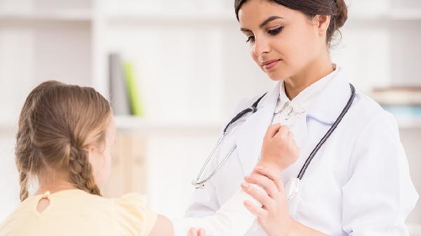 孩子腿骨折后走路一瘸一拐如何锻炼