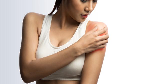 女性肩膀背越来越厚原因是什么
