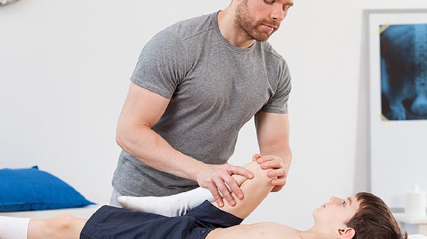 男生大腿内侧出现红紫疤痕疼痛用什么药
