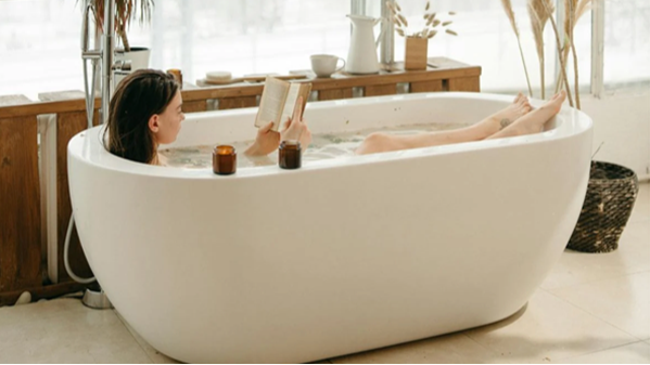 男女洗澡时,摸摸身上这2处,癌症早发现!3处洗越勤,寿命越长!