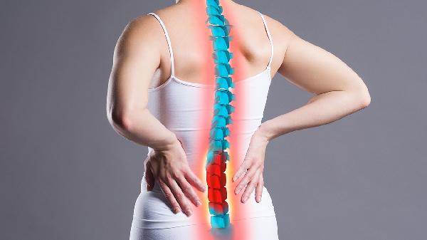 女性后腰右侧脊椎旁边疼怎么回事，怎么办