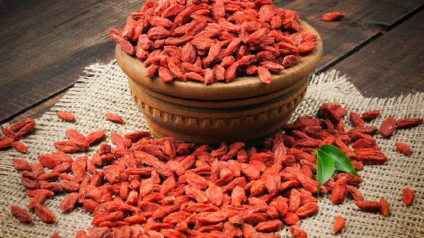 枸杞是干吃好，还是泡水、熬汤更好？提醒：这2类人可能不适合吃