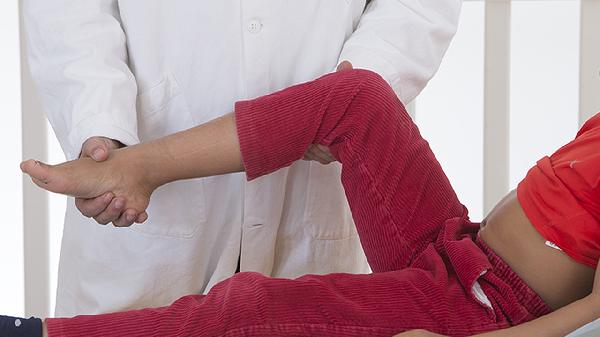 3岁女孩夹腿综合征的可怕后果