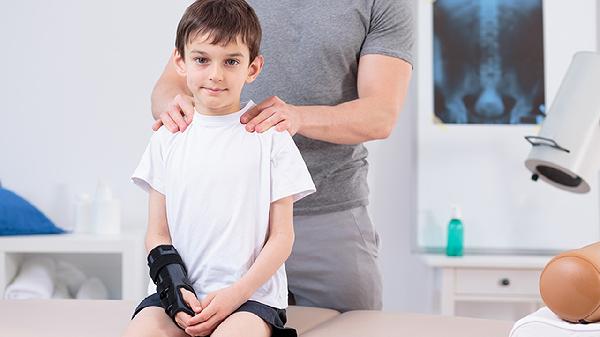 肩膀下面一点的地方痛怎么回事