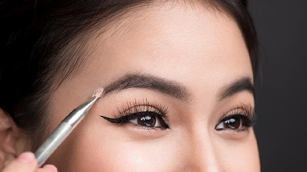 女性流口水、翻白眼、脸红
