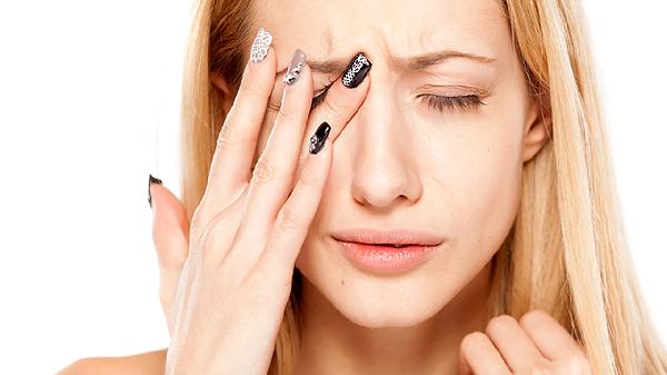 女性流口水、翻白眼、脸红