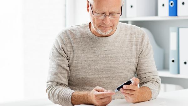 如何正确诊断糖尿病眼病？不想失明，4个检查要早做