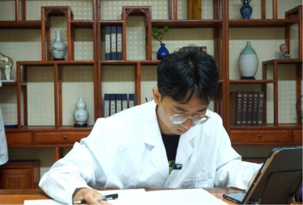 他接诊耳鸣患者上10000人！诊室从早到晚挤满人，凭啥成耳鸣的定心丸