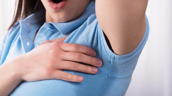 产后哺乳期腋下有硬块怎么办