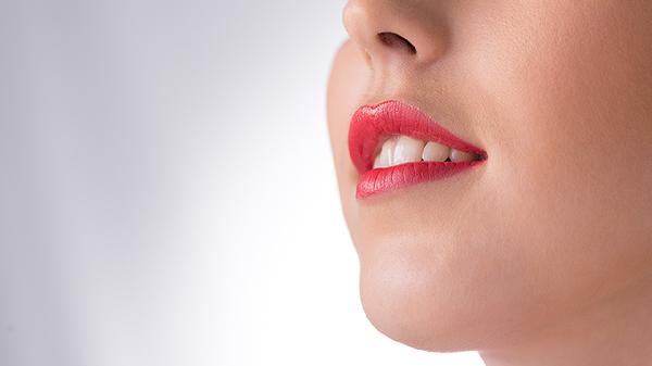 30多岁的女人脸上有斑怎么造成的
