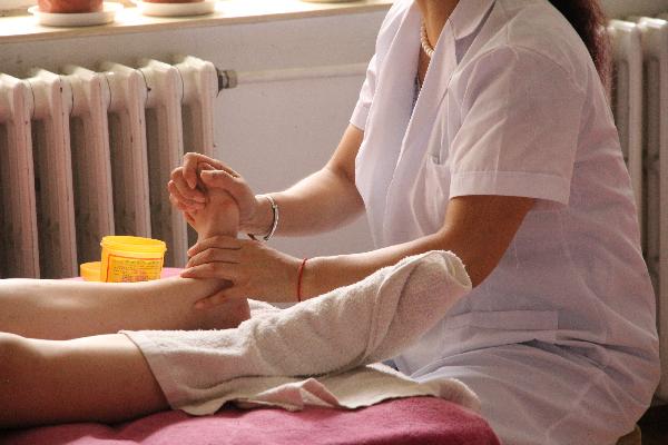 脸部按摩用什么最好